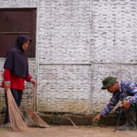 Sembari Menanti Buka Puasa, Satgas TMMD 127 Kodim Blitar Bantu Bersihkan Rumah Warga