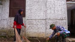 Sembari Menanti Buka Puasa, Satgas TMMD 127 Kodim Blitar Bantu Bersihkan Rumah Warga