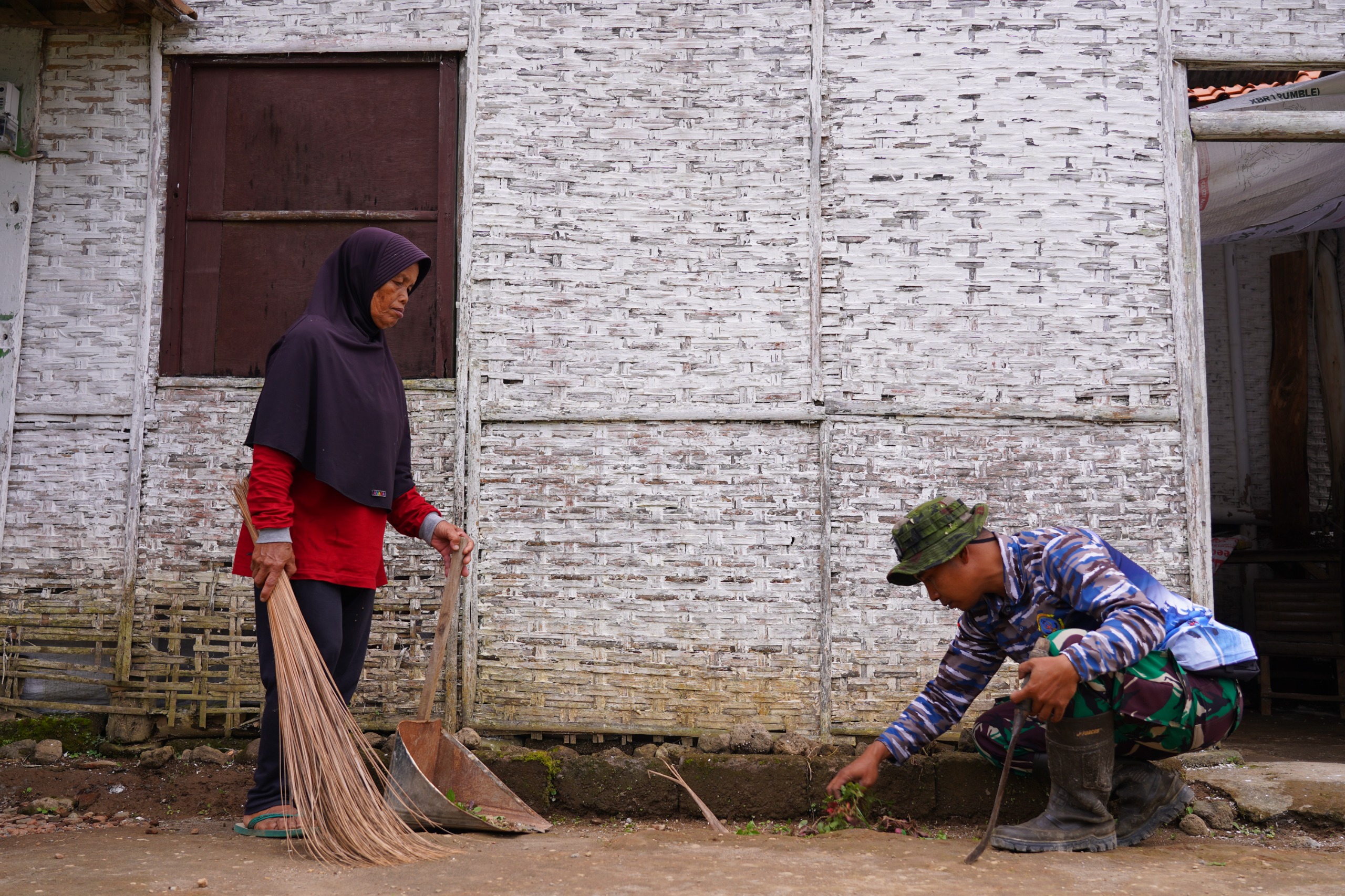 Sembari Menanti Buka Puasa, Satgas TMMD 127 Kodim Blitar Bantu Bersihkan Rumah Warga