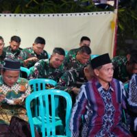 Hangatnya Kebersamaan, Satgas TMMD Ke 127 Kodim Blitar Buka Puasa Dan Tarawih Bersama Ansor Di Desa Krisik
