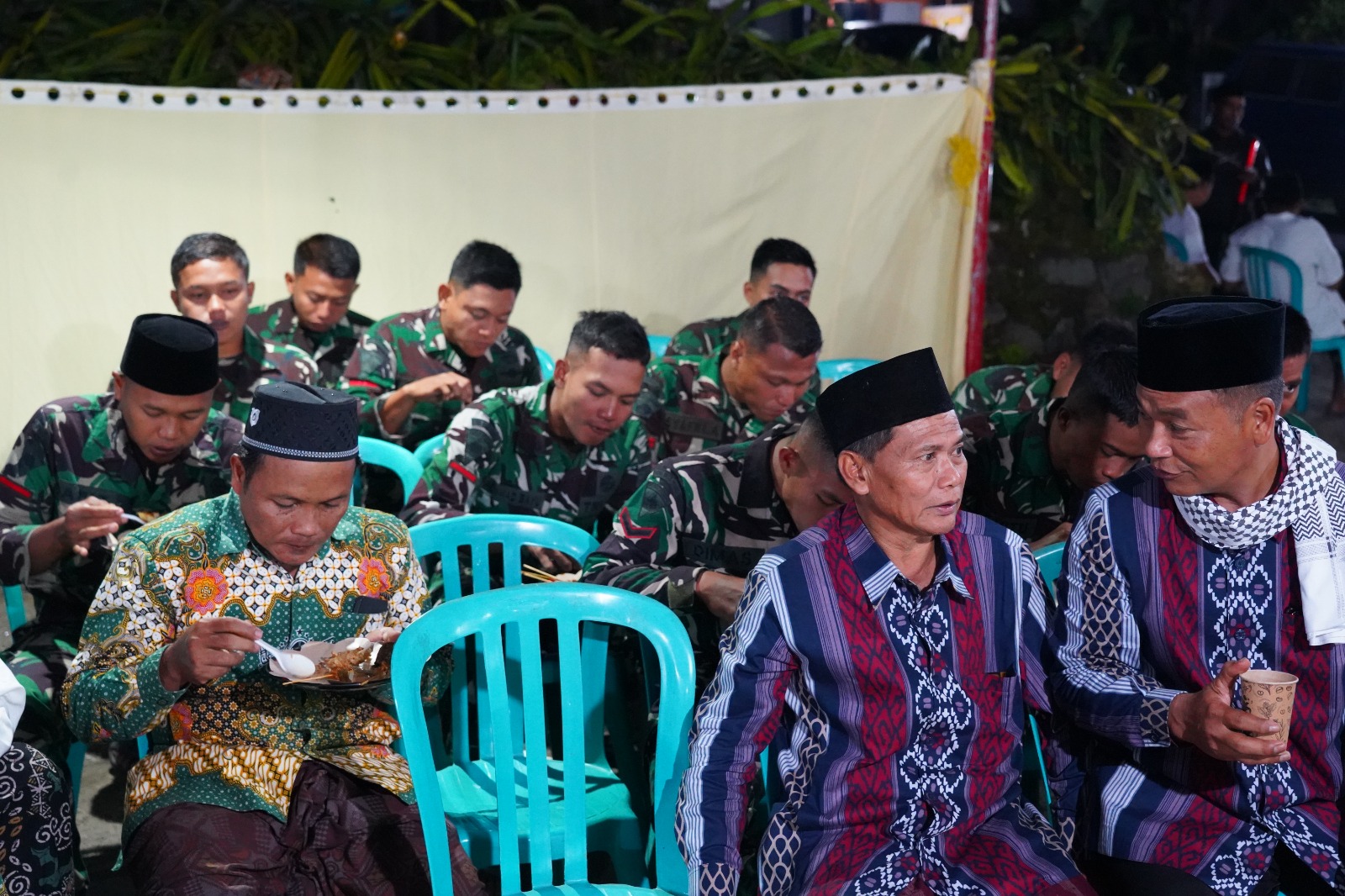 Hangatnya Kebersamaan, Satgas TMMD Ke 127 Kodim Blitar Buka Puasa Dan Tarawih Bersama Ansor Di Desa Krisik