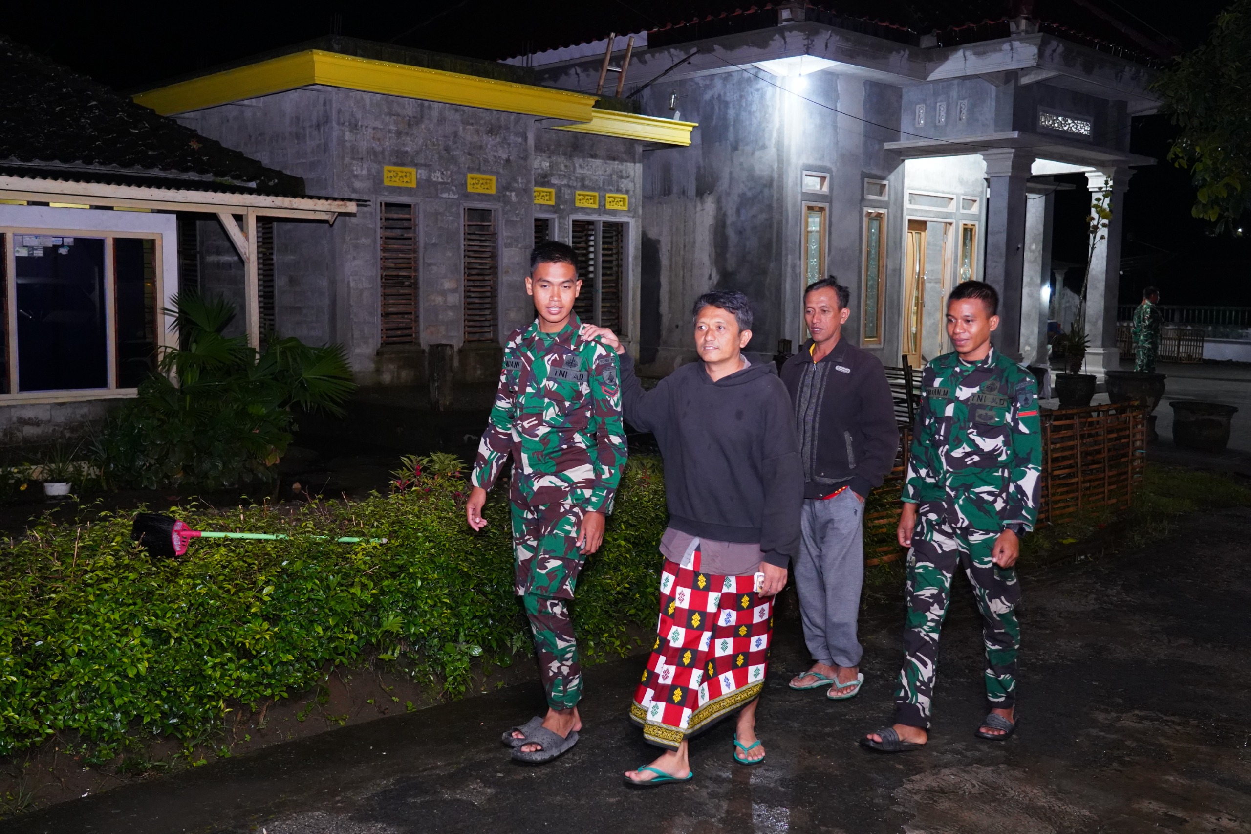 Pererat Kemanunggalan, Satgas TMMD Ke 127 Kodim 0808/Blitar Gelar Ronda Malam Bersama Warga Dusun Tirtomoyo