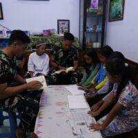 Bangun Generasi, Satgas TMMD Ke 127 Bimbing Belajar Anak-Anak Barurejo