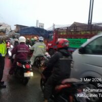 Personel Lantas Polsek Cikupa Laksanakan Pengaturan Arus Lalu Lintas Pagi Hari