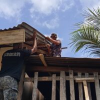 Personel TMMD Ke-127 Kodim 1514/Morotai Lanjutkan Pekerjaan Flur Lantai dan Pemasangan Lisplang RTLH