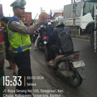 Personel Lantas Polsek Cikupa Laksanakan Pengaturan Arus Lalu Lintas Sore Hari di Jalan Raya Serang