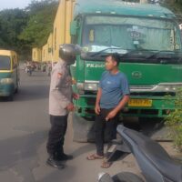 Personel Polsek Cikupa Sigap Tindaklanjuti Laporan 110 Terkait Truk Parkir Sembarangan