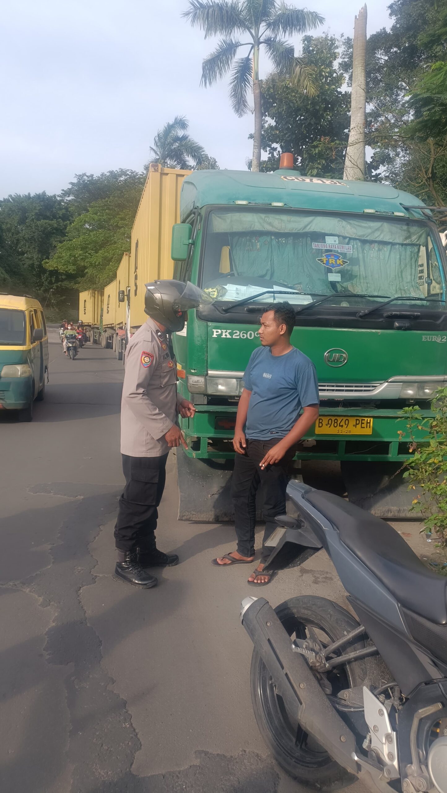 Personel Polsek Cikupa Sigap Tindaklanjuti Laporan 110 Terkait Truk Parkir Sembarangan Personel Polsek Cikupa Sigap Tindaklanjuti Laporan 110 Terkait Truk Parkir Sembarangan