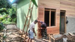 Pastikan Rumah Lebih Awet, Satgas TMMD Wiltas Ke-127 Genjot Pengecatan