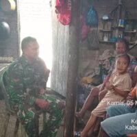 Dekat dengan Warga, Babinsa Koramil 1505-02/Wasile Sambangi Rumah Warga