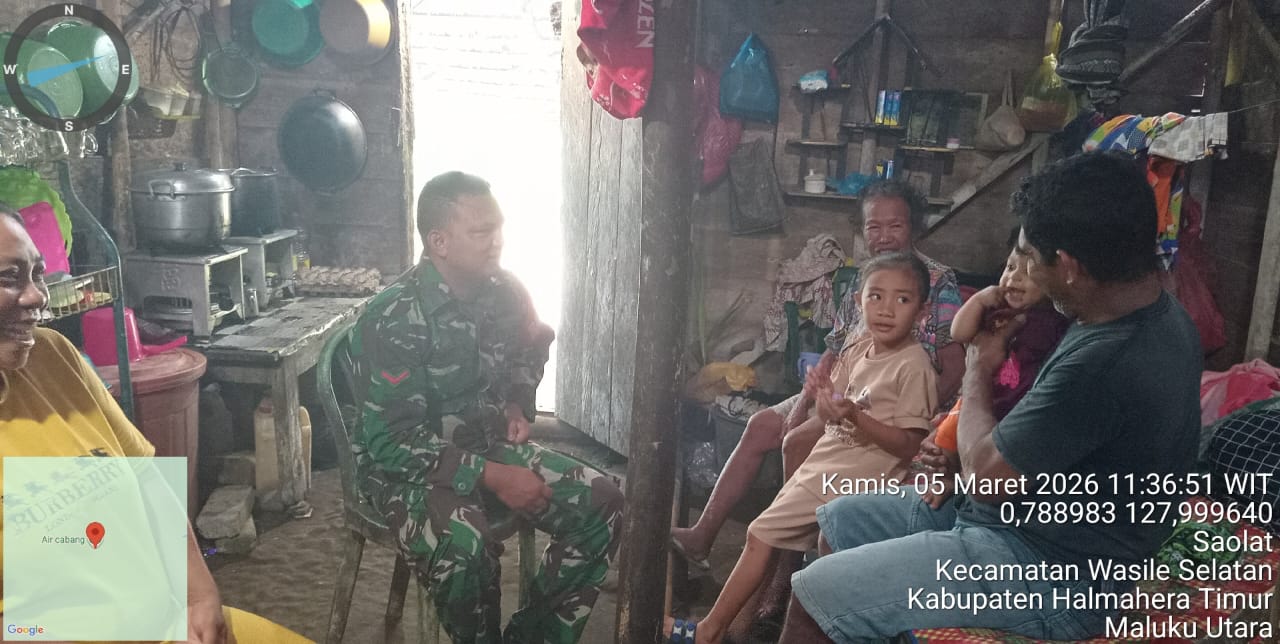 Dekat dengan Warga, Babinsa Koramil 1505-02/Wasile Sambangi Rumah Warga