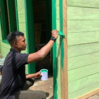 Pastikan Rumah Lebih Awet, Satgas TMMD Wiltas Ke-127 Genjot Pengecatan