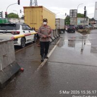 IPTU Rusandi Pimpin Pengaturan Arus Lalu Lintas Sore di Simpang Cikupamas