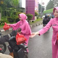 Polsek Cikupa dan Bhayangkari Ranting Cikupa Bagikan 250 Paket Takjil Gratis kepada Pengguna Jalan