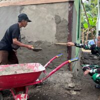 Dansatgas TMMD Turun Langsung Bantu Pekerjaan RTLH di Kampung Linggang Amer