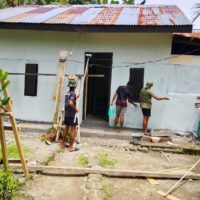 Personel TMMD Ke-127 Kodim 1514/Morotai Laksanakan Pengecatan RTLH di Desa Mandiri