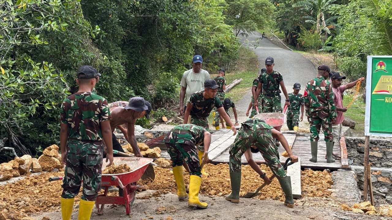 TMMD Ke-127 Kodim 1804/Kaimana Laksanakan Perataan Ujung Jembatan Kampung Marsi Dikebut