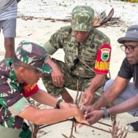 TMMD ke-127 Kodim 1804/Kaimana: Dandim Pimpin Transplantasi Terumbu Karang di Laut Pulau Sanus
