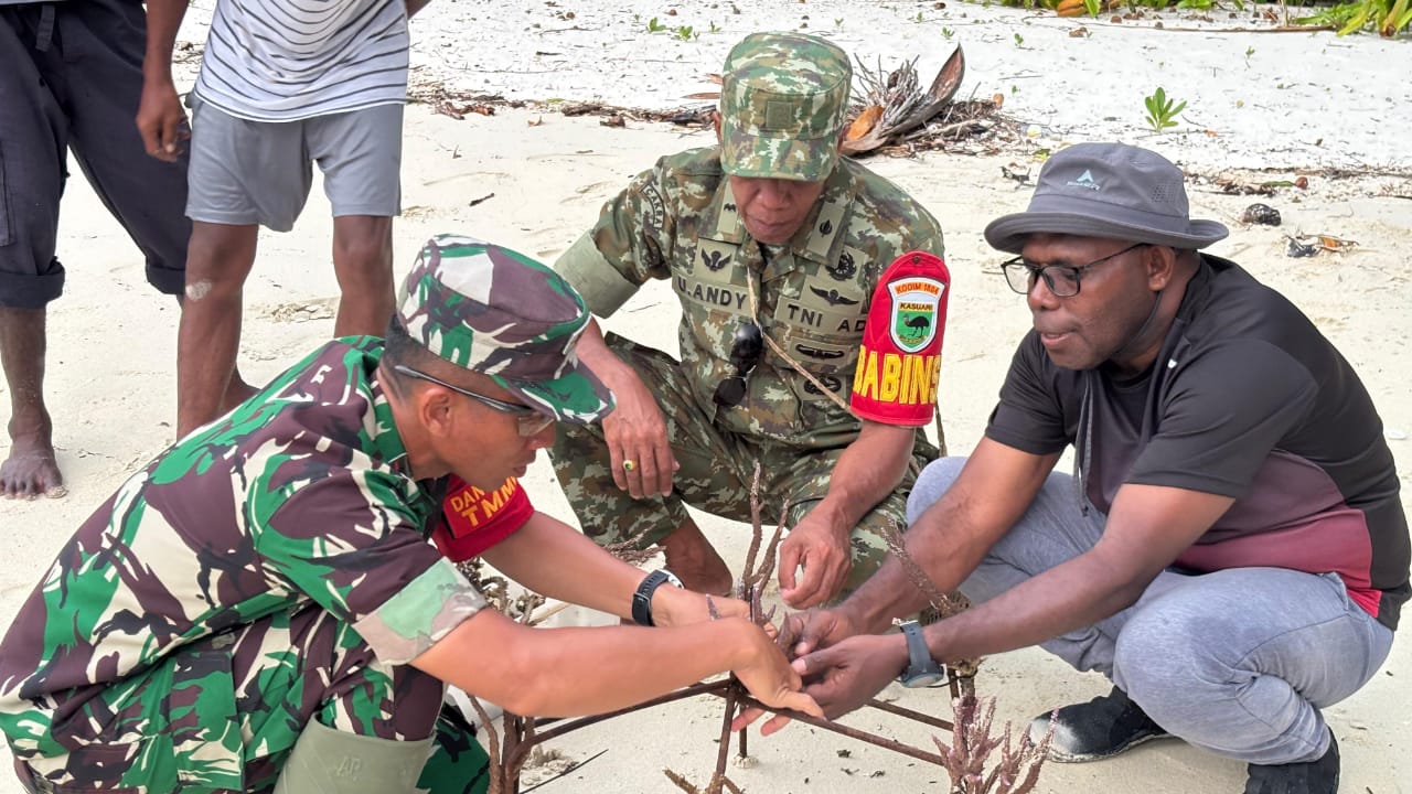 TMMD ke-127 Kodim 1804/Kaimana: Dandim Pimpin Transplantasi Terumbu Karang di Laut Pulau Sanus