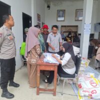 Bripka S. Hamdi Laksanakan Pengamanan Penyaluran Bantuan Beras dan Daging dari Pemprov Banten di Desa Cikupa