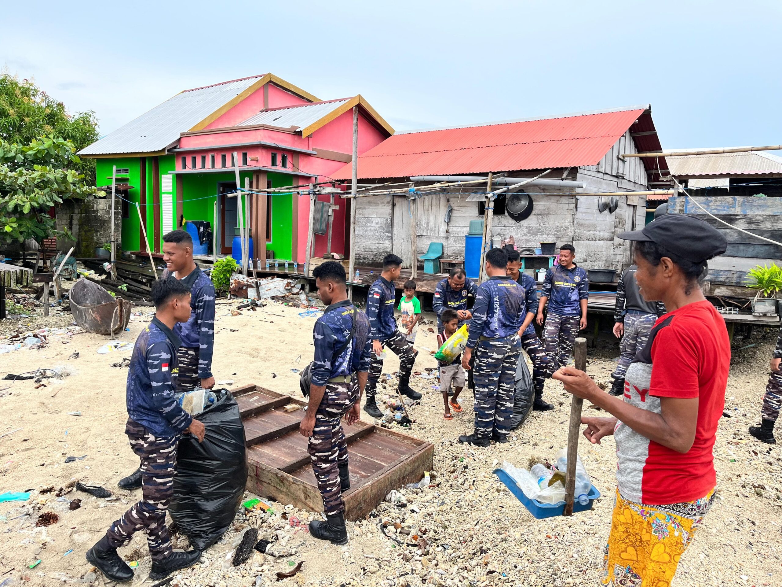 Satgas Trisila 2026 Gelar Bakti Sosial di Pantai dan Masjid Kepulauan Aru