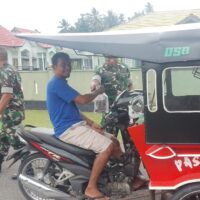 Indahnya Berbagi, Anggota Koramil 1505-05/Sofifi dan Persit Bagikan Takjil Jelang Berbuka