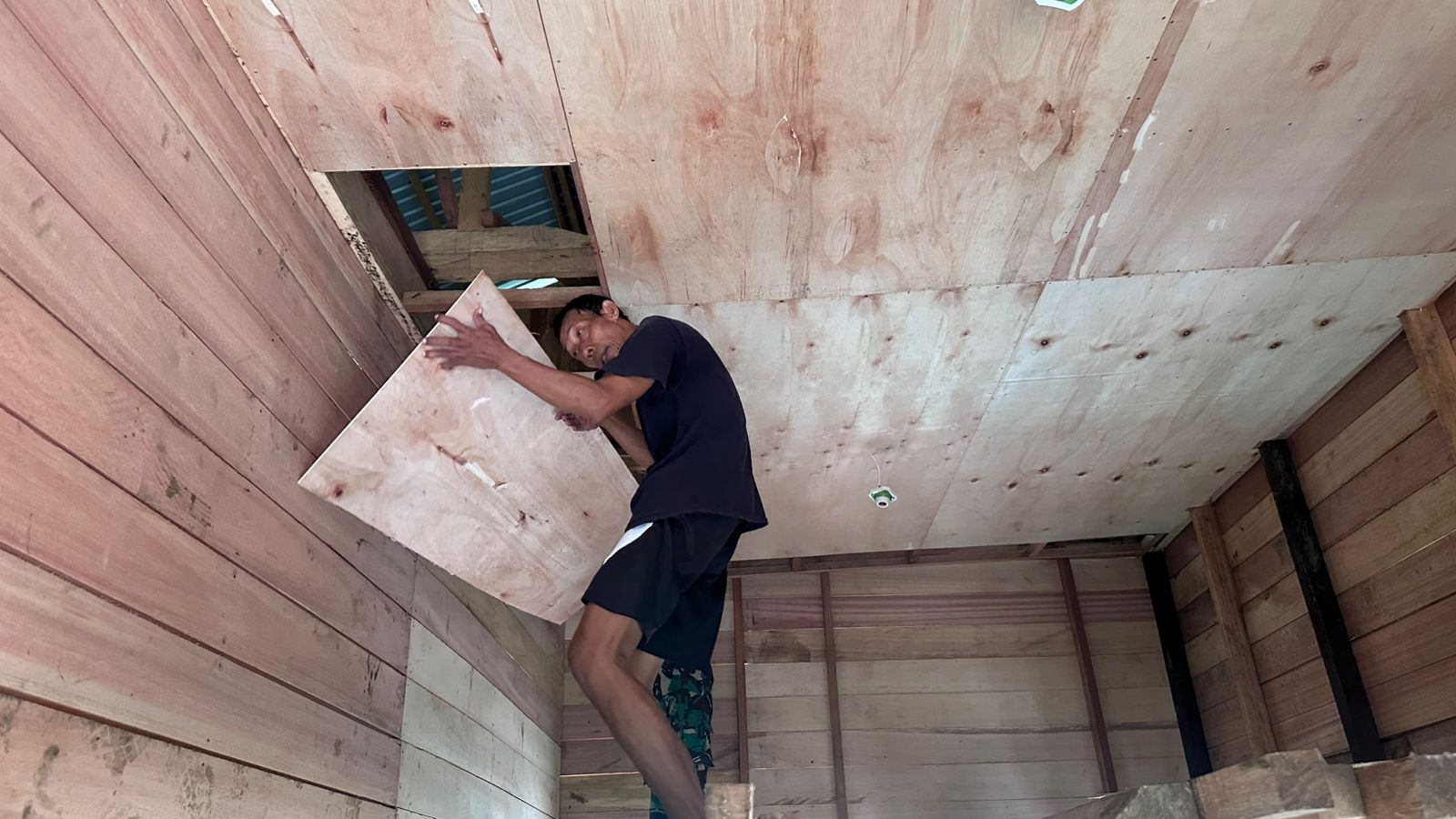 Satgas TMMD Kodim 0912/Kubar Bersama Warga Pasang Plafon RTLH di Kampung Linggang Amer