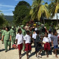 Dandim 1804/Kaimana dan Ketua Persit Tinjau Lokasi TMMD ke-127 di Kampung Sisir, Disambut Antusias Anak-Anak Sekolah