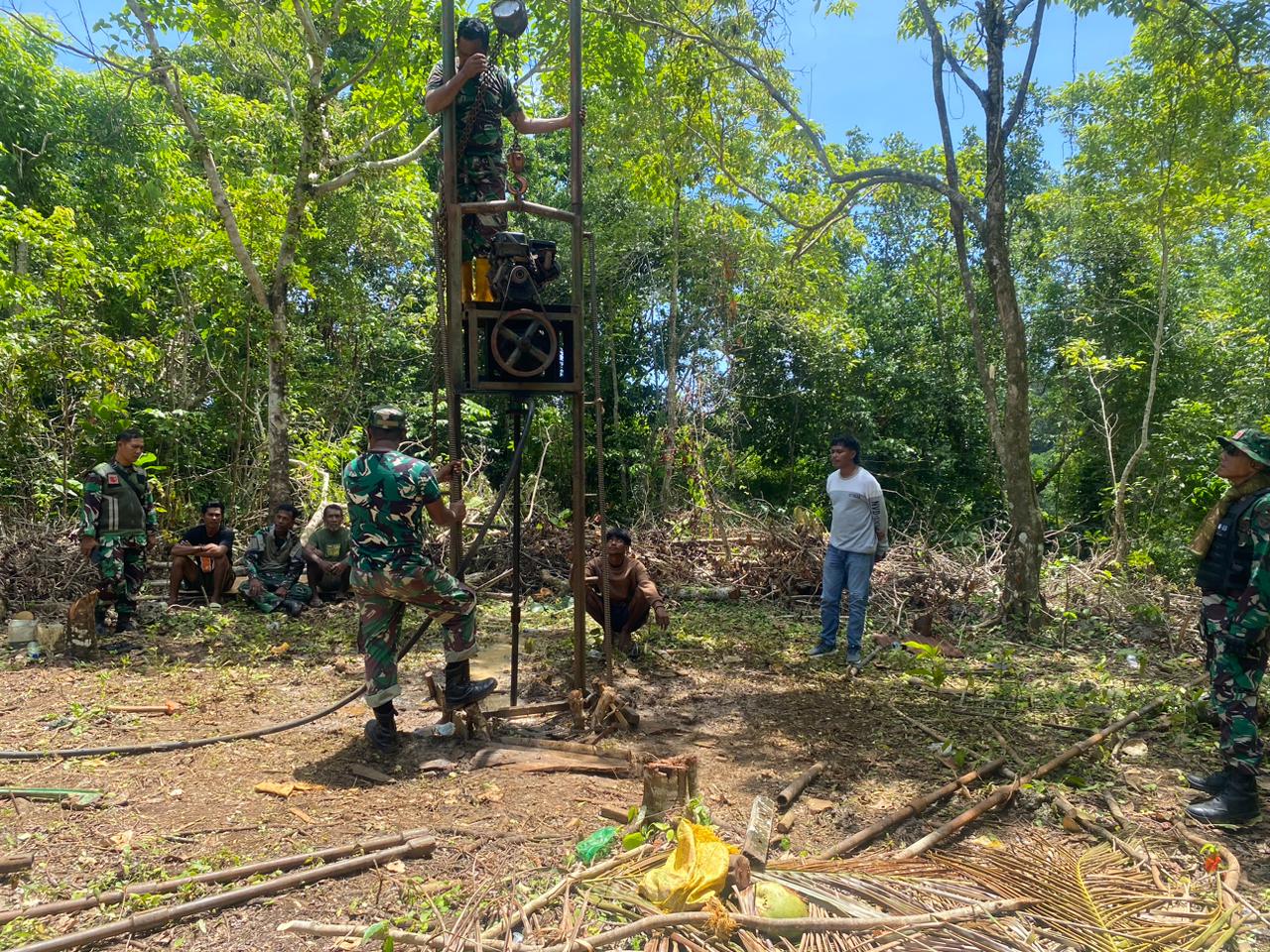 Personel TMMD Lanjutkan Pengeboran Sumur Bor di Desa Maba Personel TMMD Lanjutkan Pengeboran Sumur Bor di Desa Maba