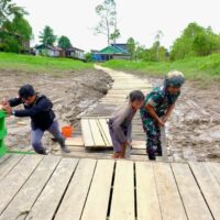Aksi Nyata Satgas TMMD, Bantu Warga Dorong Kapal Penyeberangan