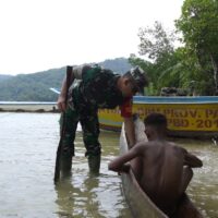 Dandim Kaimana Beri Himbauan Keselamatan kepada Anak-anak Kampung Namatota di Momentum TMMD 127