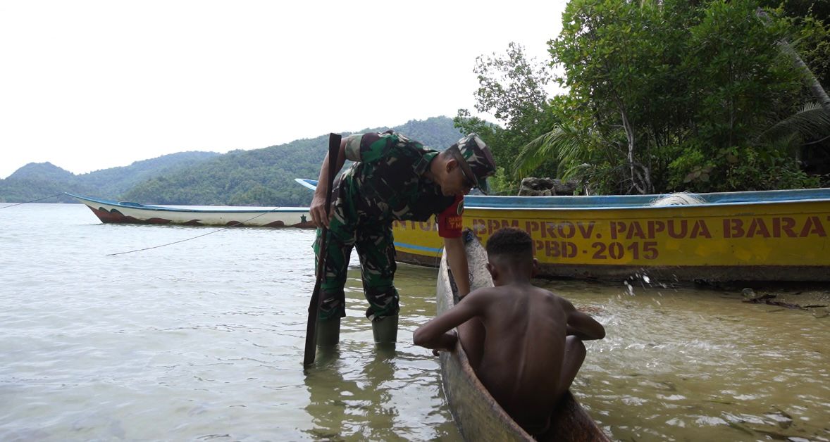 Dandim Kaimana Beri Himbauan Keselamatan kepada Anak-anak Kampung Namatota di Momentum TMMD 127