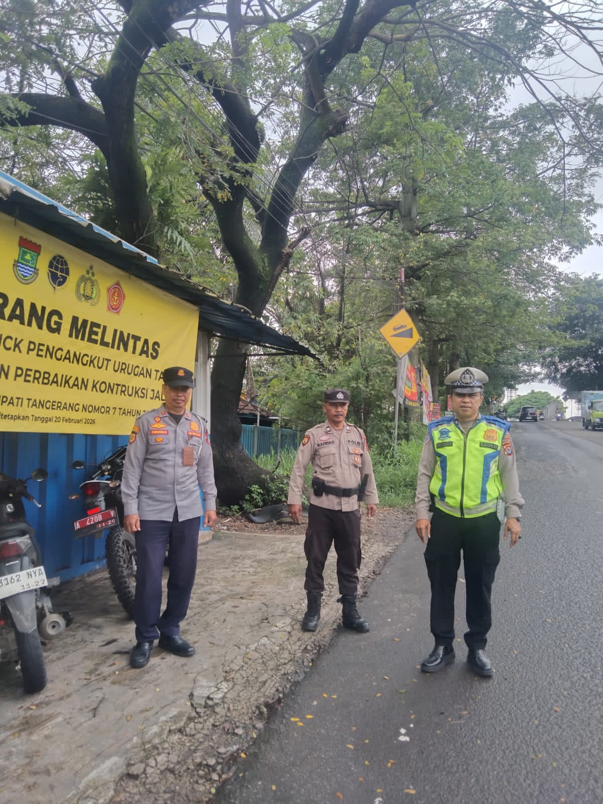 Polsek Cikupa Laksanakan Penyekatan Truk Sumbu Tiga di Pos Dishub Kedaton