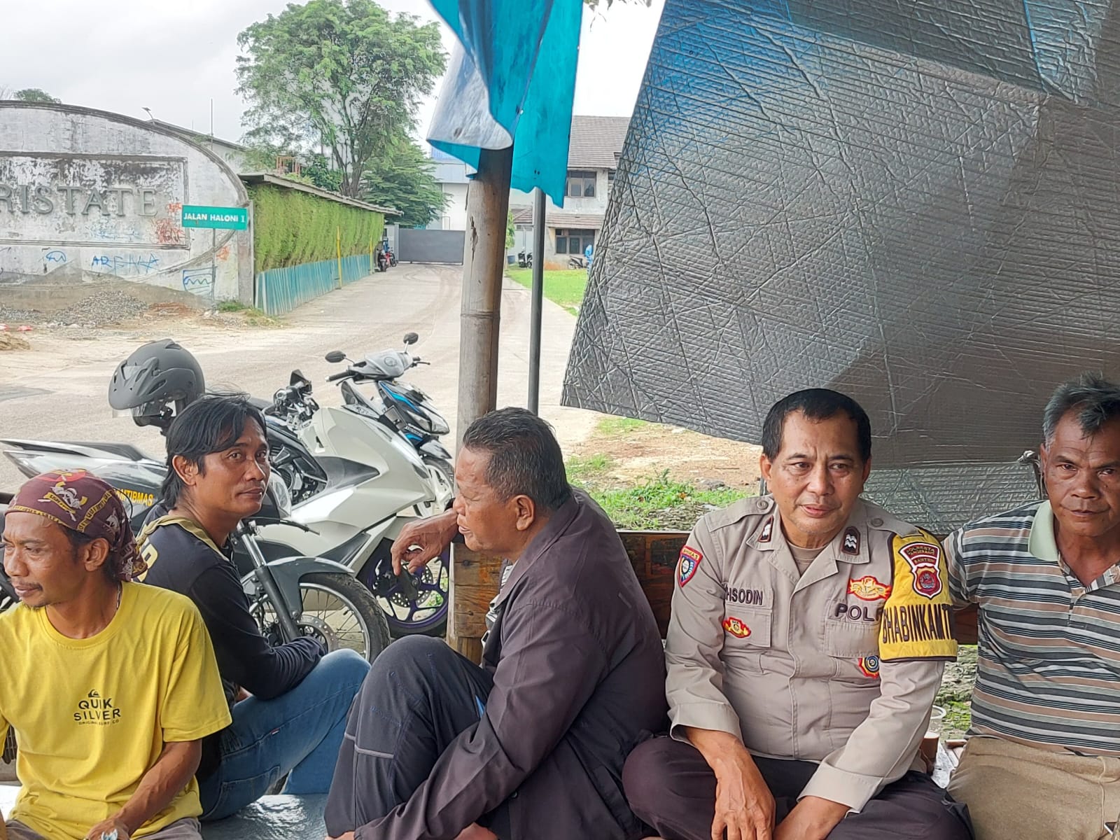 Bhabinkamtibmas Polsek Cikupa Laksanakan Sambang Warga di Desa Sukadamai