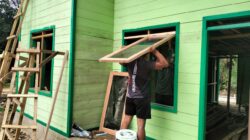 Hampir Rampung, Anggota Satgas TMMD Pasang Jendela RTLH di Kampung Linggang Amer