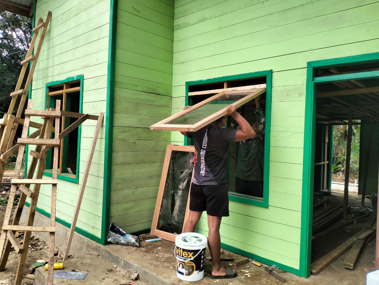 Hampir Rampung, Anggota Satgas TMMD Pasang Jendela RTLH di Kampung Linggang Amer Hampir Rampung, Anggota Satgas TMMD Pasang Jendela RTLH di Kampung Linggang Amer