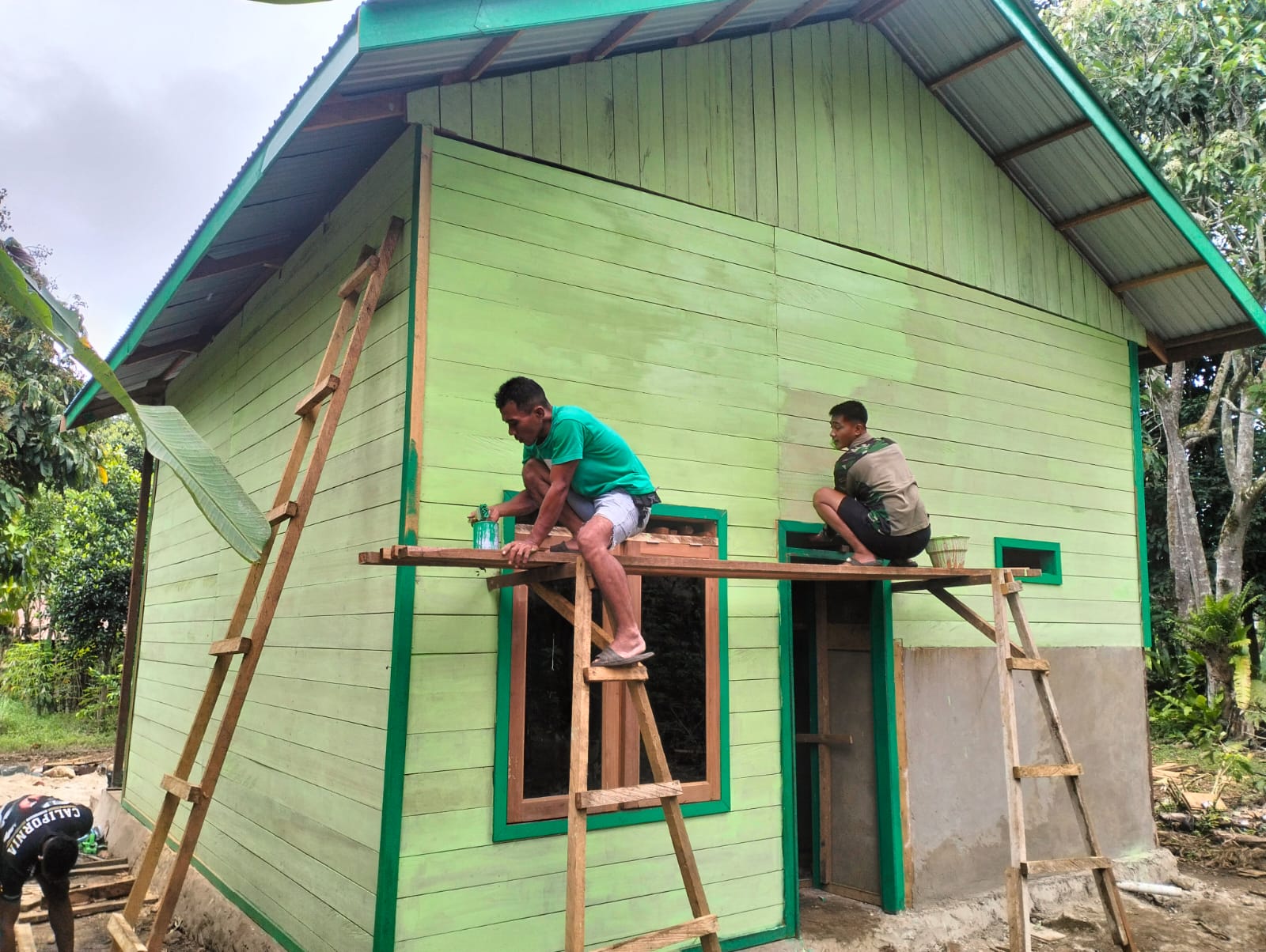 Sentuhan Akhir Satgas TMMD, RTLH Kini Tampak Lebih Cantik dan Nyaman Sentuhan Akhir Satgas TMMD, RTLH Kini Tampak Lebih Cantik dan Nyaman