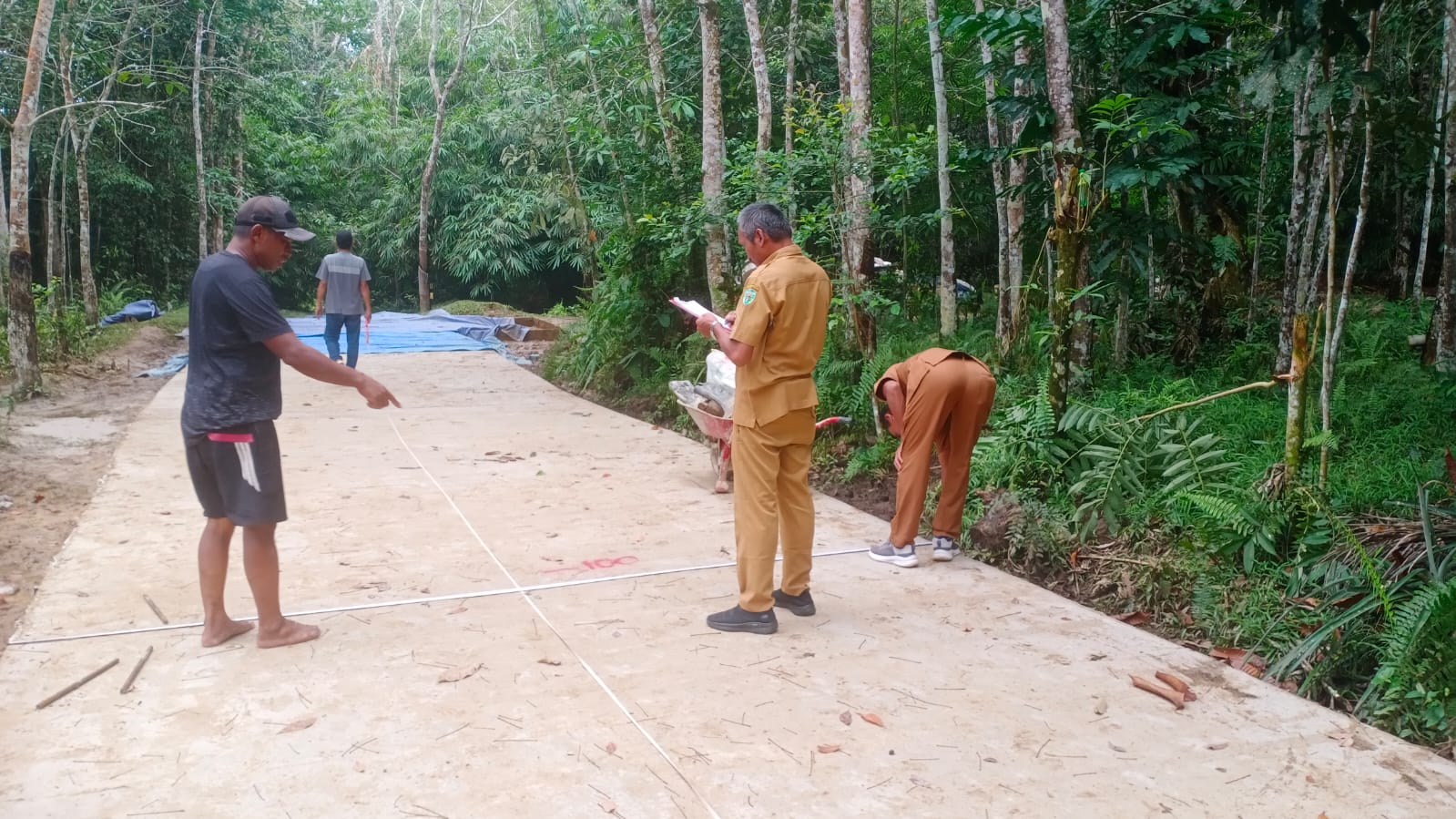 Semenisasi Jalan Program TMMD Selesai, Dinas PU Kutai Barat Turun Langsung ke Lokasi Semenisasi Jalan Program TMMD Selesai, Dinas PU Kutai Barat Turun Langsung ke Lokasi