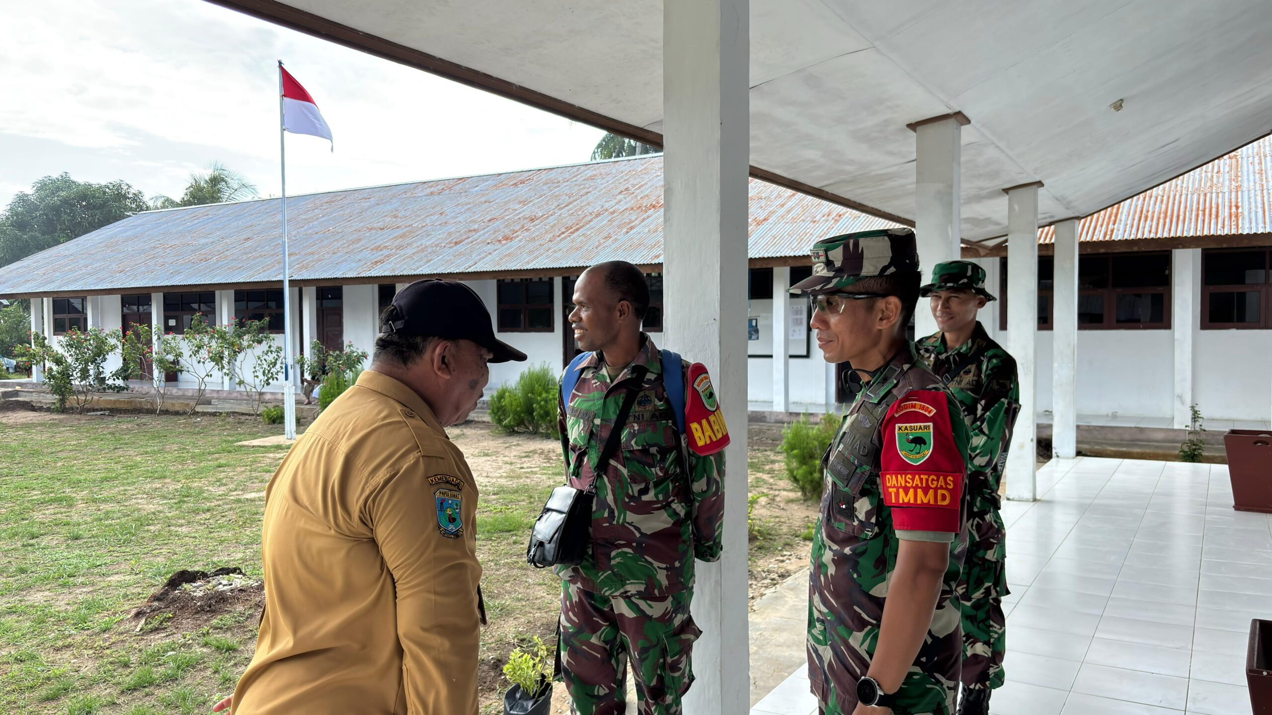 Danrem 182/Jazira Onim Tinjau Langsung SMAN 3 Sisir dalam TMMD ke-127 Kodim 1804/Kaimana