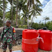 Pengiriman Material ke Kampung Sisir Lewat Jalur Laut