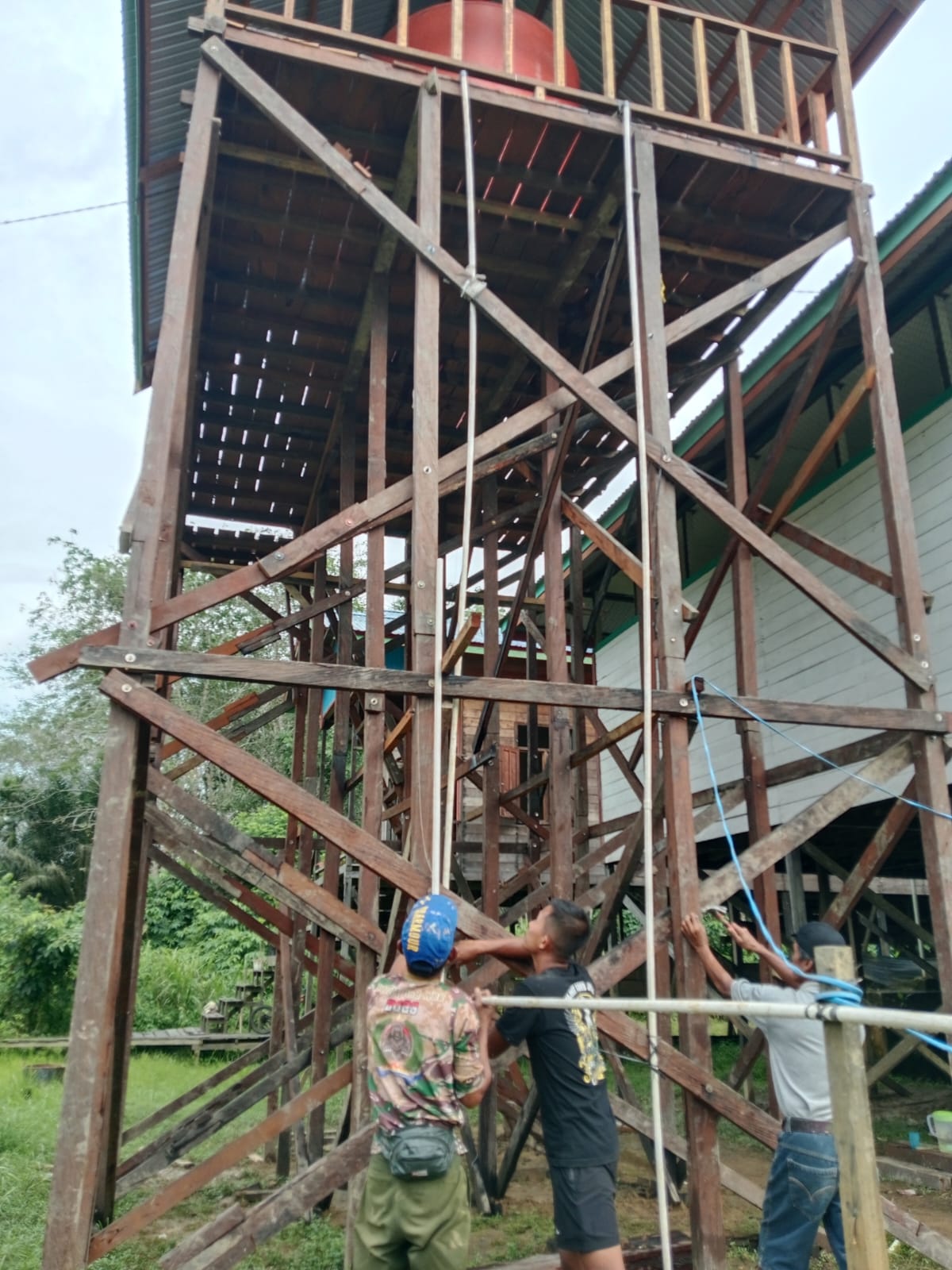 Masuki Tahap Finishing, Satgas TMMD Bangun Tempat Pengambilan Air Bersih untuk Warga