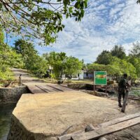 TMMD Ke-127 Kodim 1804/Kaimana Laksanakan Pembersihan Perbaikan Jembatan di Kampung Marsi