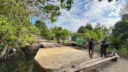 TMMD Ke-127 Kodim 1804/Kaimana Laksanakan Pembersihan Perbaikan Jembatan di Kampung Marsi