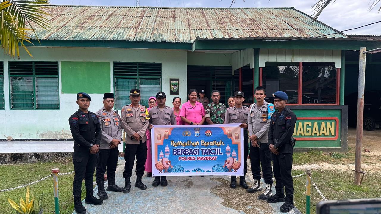 Ramadhan Barokah, Polres Maybrat Bersama Bhayangkari Berbagi Takjil Kepada Masyarakat Ramadhan Barokah, Polres Maybrat Bersama Bhayangkari Berbagi Takjil Kepada Masyarakat