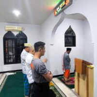 Personel Polsek Cikupa dan Warga Laksanakan Sholat Isya dan Tarawih Berjamaah