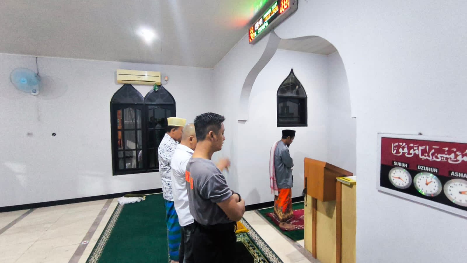 Personel Polsek Cikupa dan Warga Laksanakan Sholat Isya dan Tarawih Berjamaah Personel Polsek Cikupa dan Warga Laksanakan Sholat Isya dan Tarawih Berjamaah