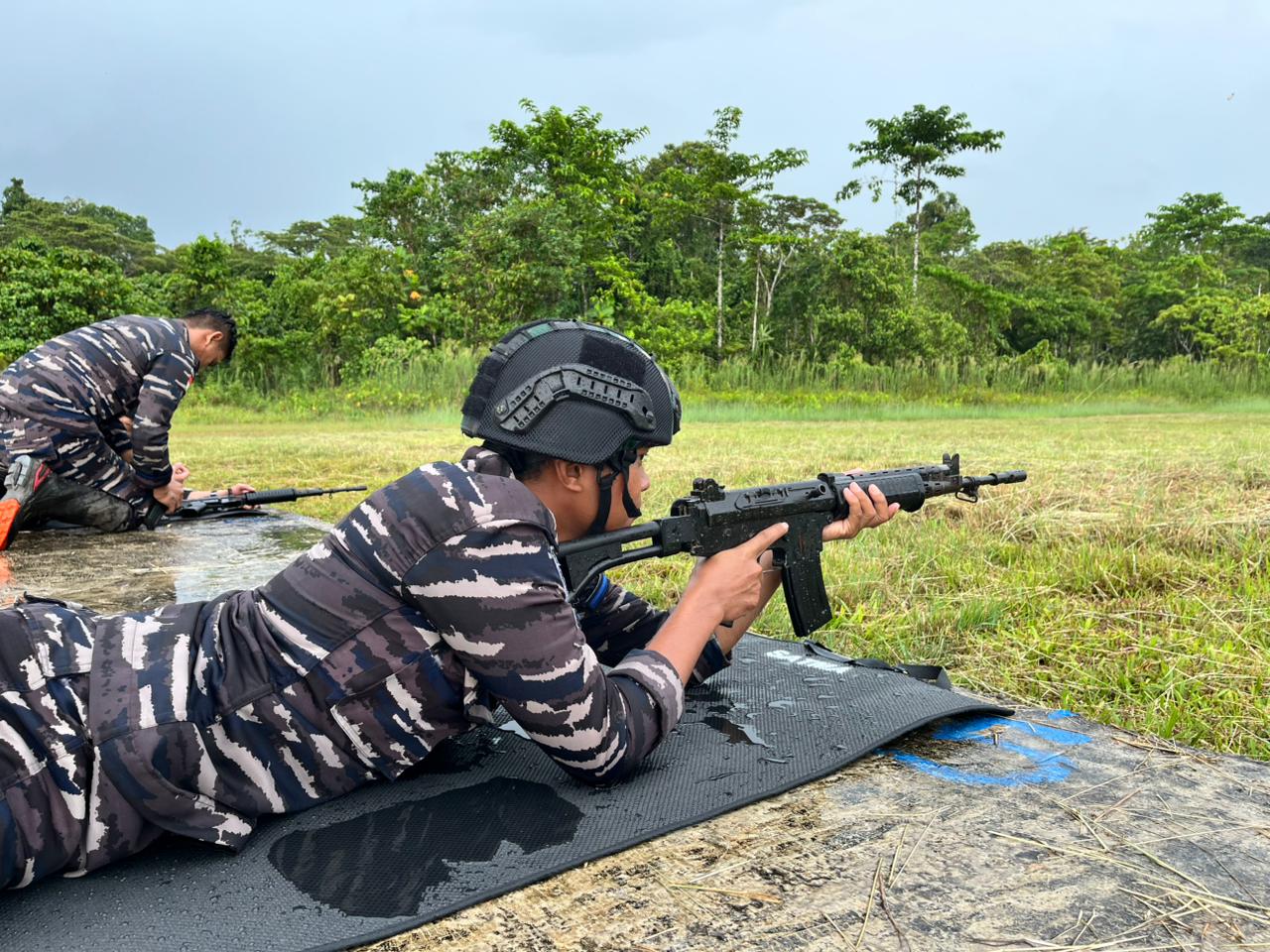 Pertajam Insting Bertempur, Prajurit Satgas Trisila 2026 Armada III Gelar Latihan Menembak