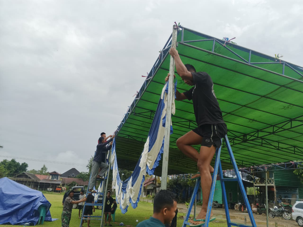 Jelang Penutupan TMMD Ke-127, Satgas dan Warga Bersihkan Lapangan Upacara Linggang Amer