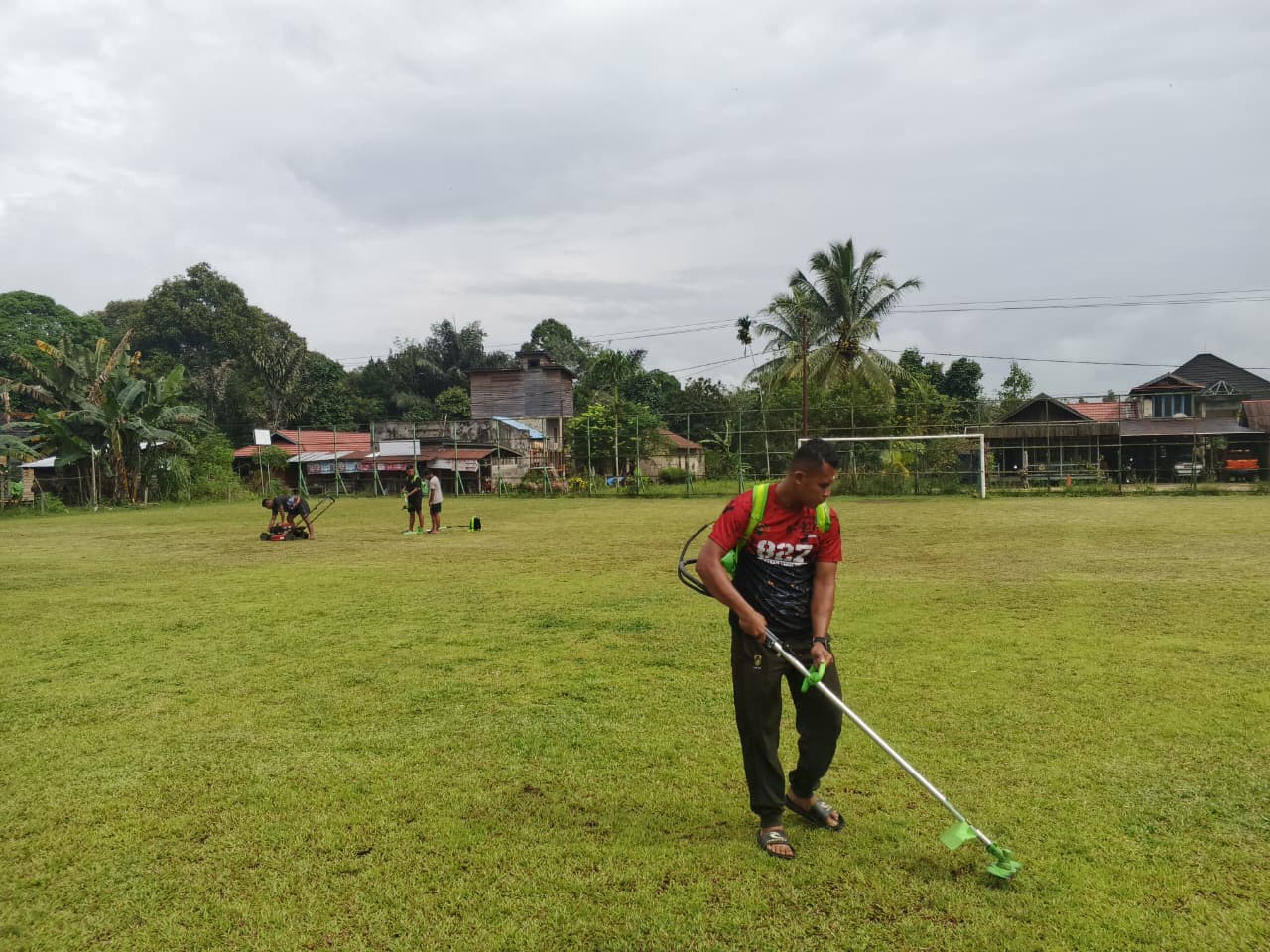 Jelang Penutupan TMMD Ke-127, Satgas dan Warga Bersihkan Lapangan Upacara Linggang Amer