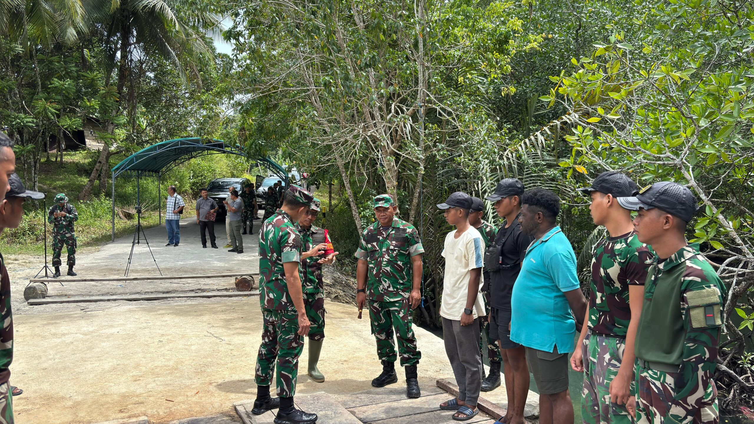 Pangdam XVIII/Kasuari Tinjau Jembatan TMMD 127 di Kampung Marsi, Pembangunan Rampung 100 Persen
